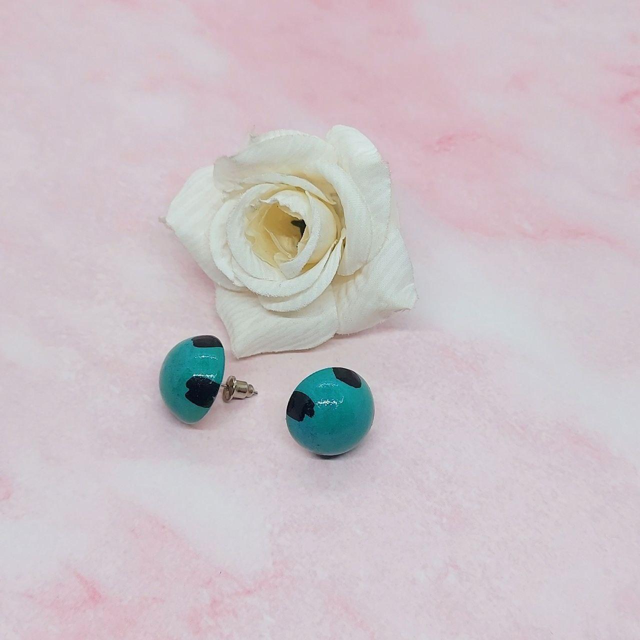 MADHU- 90s STUDS - beyouindia